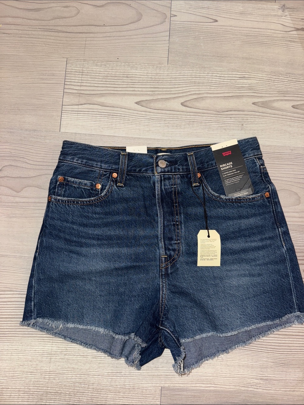 Levi’s Ribcage Super High Rise Jorts Shorts in Noe Five - Picture 4 of 4